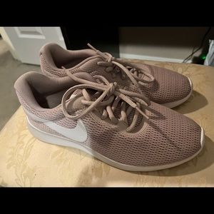 Pink Nike tennis shoes lightly worn a size 8